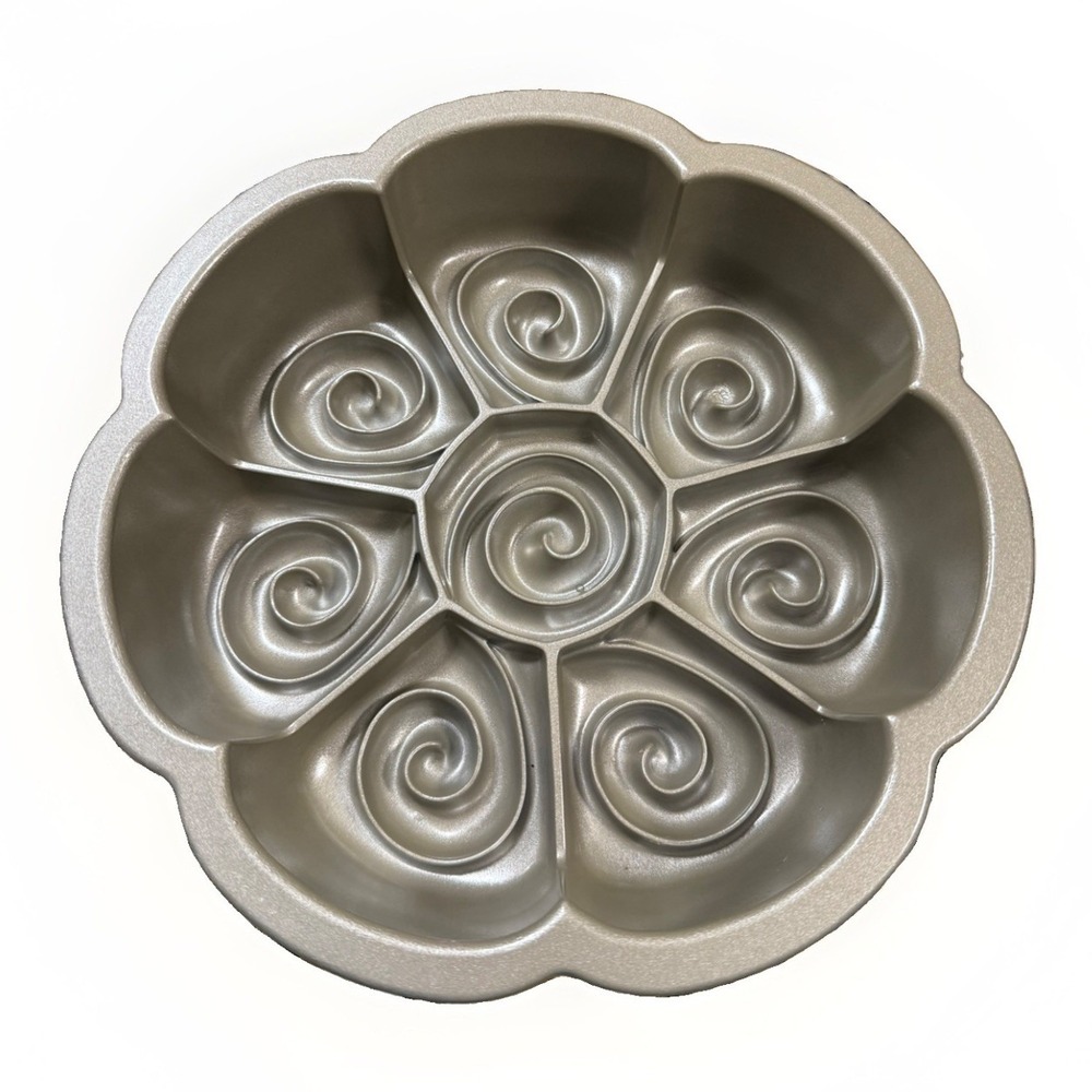 NORDIC WARE Cinnamon Bun Pull A Part Pan Gold Williams Sonoma Retired USA 10 Cup